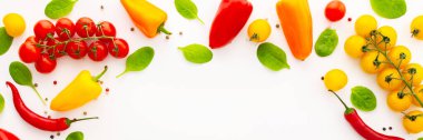 Sarı ve kırmızı domatesler, acı biber, beyaz arka planda ıspanak ve baharatlar, yemek afişi, üst manzara, kopyalama alanı