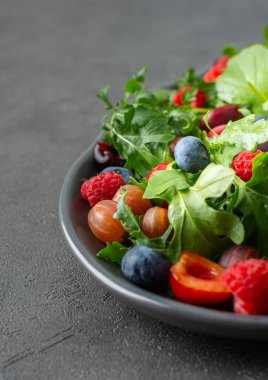 Lezzetli hafif roka salatası ve taze tatlı böğürtlen, siyah ve kırmızı kiraz ve bektaşi üzümü, yabanmersini ve ahududu.