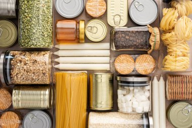 Salgın, kıtlık, karantina, izolasyon, gıda stoku, evde kalma, bağışlanan ürünler, market teslimatı,