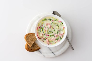 Soğuk çorba Okroshka, taze sebzeli çorba ve kefir, lezzetli yaz mevsimi Ukrayna ya da Rus çorbası