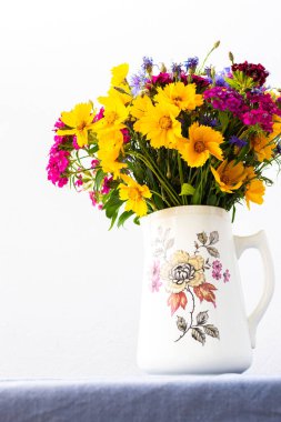 Güzel bir buket karanfil, çiçek ve sarı papatyalar, evin iç kısımları.