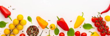 Sarı ve kırmızı domatesler, acı biber, beyaz arka planda ıspanak ve baharatlar, yemek afişi, üst manzara, kopyalama alanı