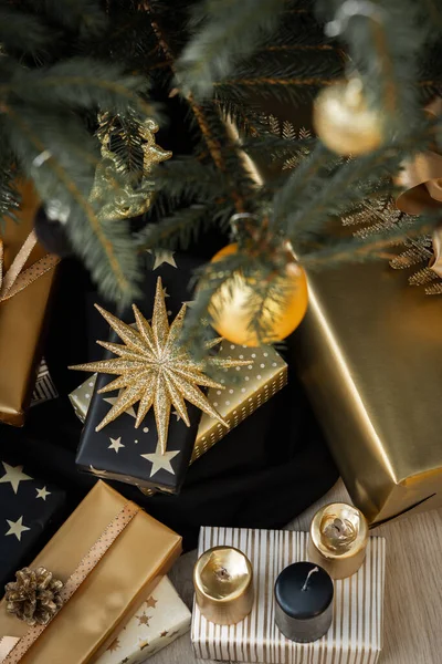 Svart Och Guld Presentförpackning Med Rosetter Julgranen God Jul Och — Stockfoto