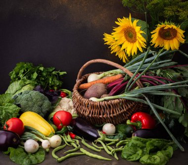 Taze hasat, organik sebzeler, bahçeden gelen bitkiler, vazoda ayçiçeği.