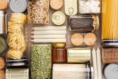 Salgın, kıtlık, karantina, izolasyon, gıda stoku, evde kalma, bağışlanan ürünler, market teslimatı,