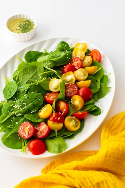 Salada Com Tomates Amarelos Vermelhos Espinafre Vista Superior Uma Chapa — Fotografia de Stock