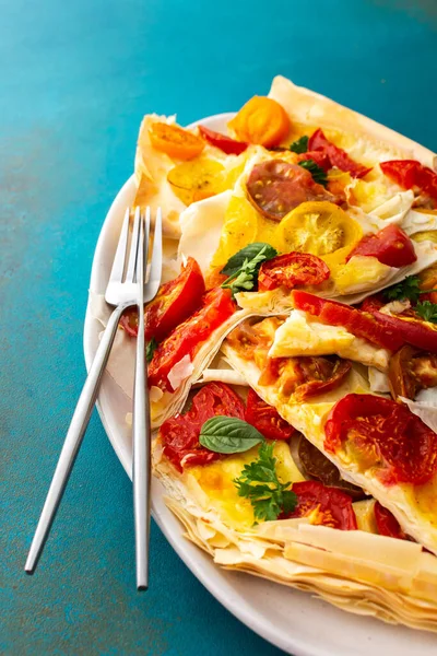 Pieces Puff Pastry Pie Colorful Tomatoes Mozzarella Parsley Basil Oval — Photo