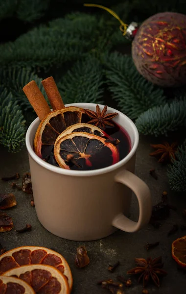 Vánoční Horký Alkoholický Nápoj Svařené Víno Hrnku Citrusy Aromatickým Kořením — Stock fotografie