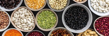 Farklı tipte baklagiller, yeşil bezelye ve bezelye, nohut ve fıstık, renkli fasulye ve mercimek, üst manzara.