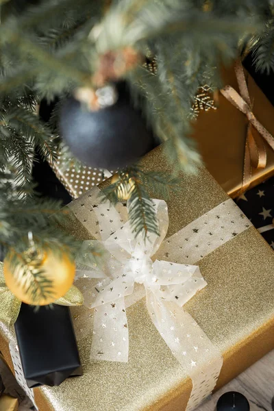 Μαύρα Και Χρυσά Κουτιά Δώρου Φιόγκους Κάτω Από Χριστουγεννιάτικο Δέντρο — Φωτογραφία Αρχείου
