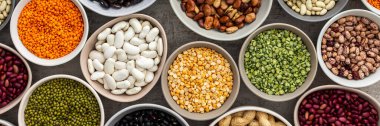 Farklı tipte baklagiller, yeşil bezelye ve bezelye, nohut ve fıstık, renkli fasulye ve mercimek, üst manzara.