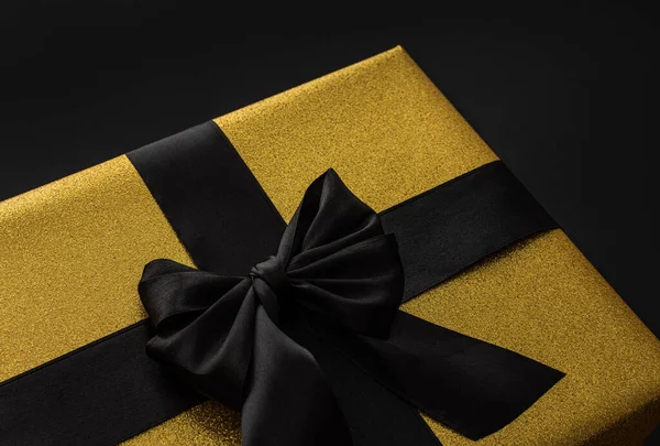 Gift Box Golden Wrapper Black Bow Close Black Background Black — Stock Photo, Image