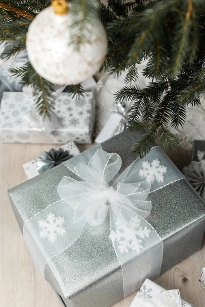 Λευκά Και Ασημένια Κουτιά Δώρου Φιόγκους Κάτω Από Χριστουγεννιάτικο Δέντρο — Φωτογραφία Αρχείου