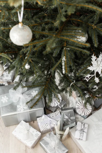 Białe Srebrne Pudełka Kokardami Pod Choinką Wesołych Świąt Szczęśliwego Nowego — Zdjęcie stockowe