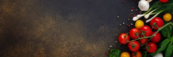 Yiyecek afişi, taze olgun kırmızı ve sarı domatesler, baharatlar ve fesleğen yaprakları, koyu arkaplanda sarımsak ve yeşil soğan, sağlıklı gıda konsepti, fotokopi alanı, üst görünüm