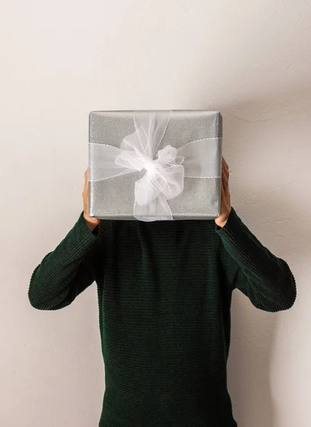 Ετοιμάζεται Για Τις Γιορτές Ένας Άντρας Κρατάει Ένα Κουτί Δώρου — Φωτογραφία Αρχείου
