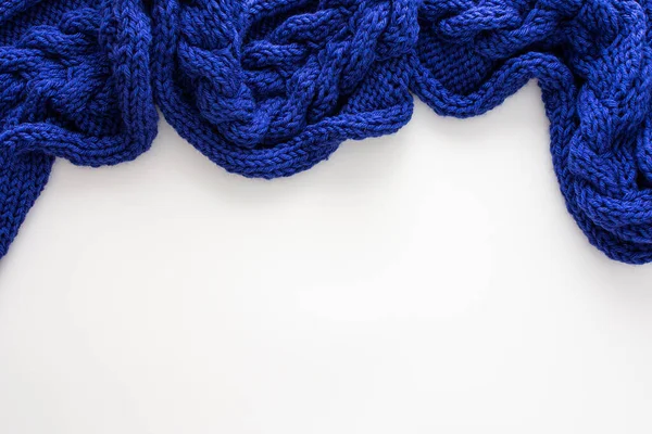Modrý Pletený Vlněný Šátek Bílém Pozadí Domácí Koncept Jehly Kopírovací — Stock fotografie