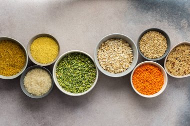 Hafif arka planda, kaselerde çeşitli tahıl gevrekleri, üst manzara