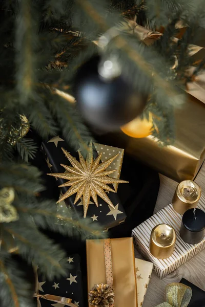 Cajas Regalo Negras Doradas Con Lazos Bajo Árbol Navidad Feliz — Foto de Stock