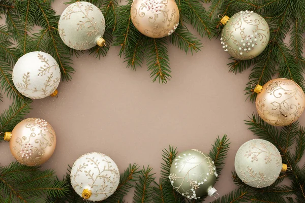 Pudralı Arka Planda Noel Baloları Ladin Dalları Mutlu Noeller Mutlu — Stok fotoğraf
