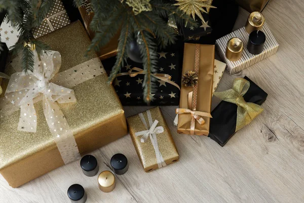 Εσωτερικό Διακοσμημένο Χριστουγεννιάτικο Δέντρο Μαύρο Και Χρυσό Χρώμα Και Δώρα — Φωτογραφία Αρχείου