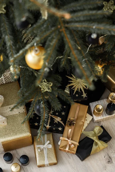 Χριστουγεννιάτικο Δέντρο Κλαδιά Close Μαύρο Και Χρυσό Κουτιά Δώρων Τόξα — Φωτογραφία Αρχείου