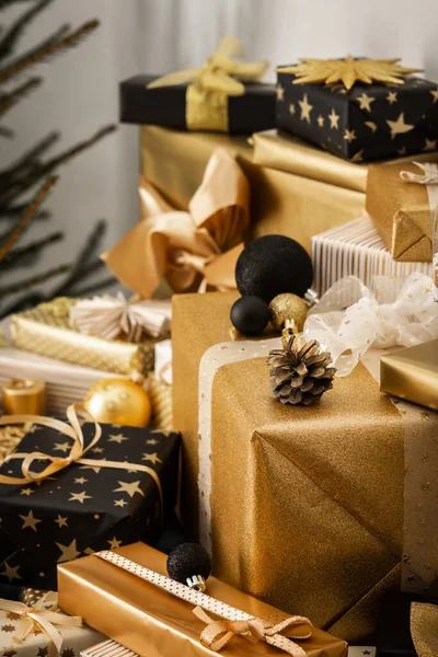 Προετοιμασία Για Τις Διακοπές Για Ντύσιμο Του Χριστουγεννιάτικου Δέντρου Μαύρα — Φωτογραφία Αρχείου
