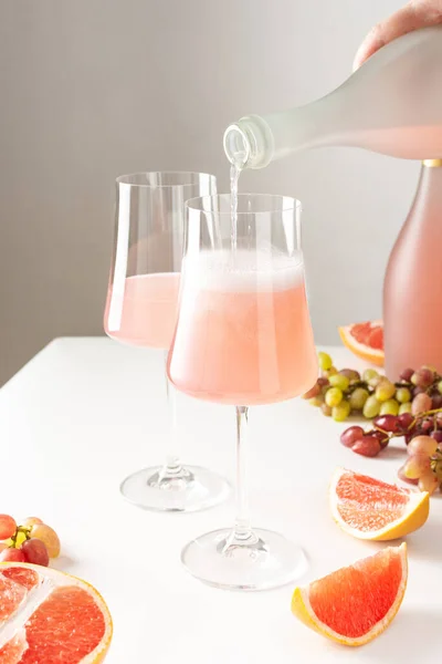 Despejar Espumante Rosa Toranja Vinho Alcoólico Uma Garrafa Copo — Fotografia de Stock