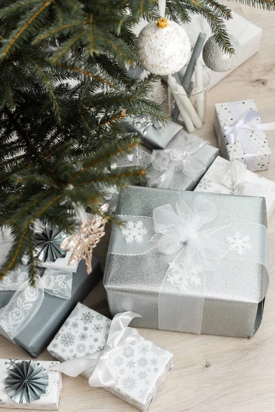 圣诞树下装有蝴蝶结的白色和银色礼品盒 圣诞快乐 新年快乐 — 图库照片