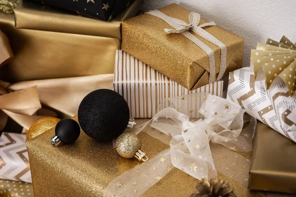Προετοιμασία Για Τις Γιορτές Για Ντύσιμο Του Χριστουγεννιάτικου Δέντρου Μαύρα — Φωτογραφία Αρχείου