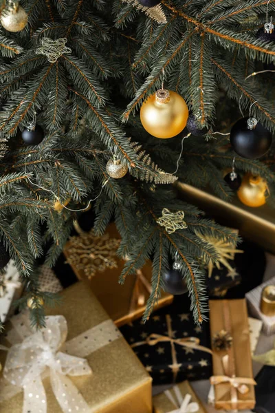 Χριστουγεννιάτικο Δέντρο Κλαδιά Close Μαύρο Και Χρυσό Κουτιά Δώρων Τόξα — Φωτογραφία Αρχείου