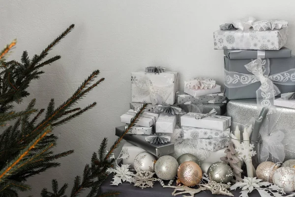 Προετοιμασία Για Τις Διακοπές Για Ντύσιμο Του Χριστουγεννιάτικου Δέντρου Δώρα — Φωτογραφία Αρχείου