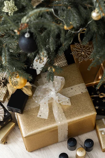 Εσωτερικό Διακοσμημένο Χριστουγεννιάτικο Δέντρο Μαύρο Και Χρυσό Χρώμα Και Δώρα — Φωτογραφία Αρχείου