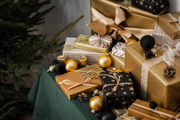 Προετοιμασία Για Τις Διακοπές Για Ντύσιμο Του Χριστουγεννιάτικου Δέντρου Μαύρα — Φωτογραφία Αρχείου