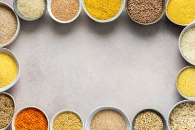 Hafif arka planda, kaselerde çeşitli tahıl gevrekleri, üst manzara