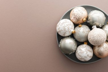 Pudralı arka planda noel baloları, Mutlu noeller ve yeni yıl konsepti, üst görünüm, kopyalama alanı