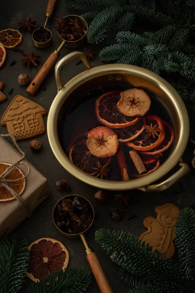 Noel Alkollü Sıcak Bir Içecek Narenciye Aromatik Baharatlar Tarçın Ladin — Stok fotoğraf