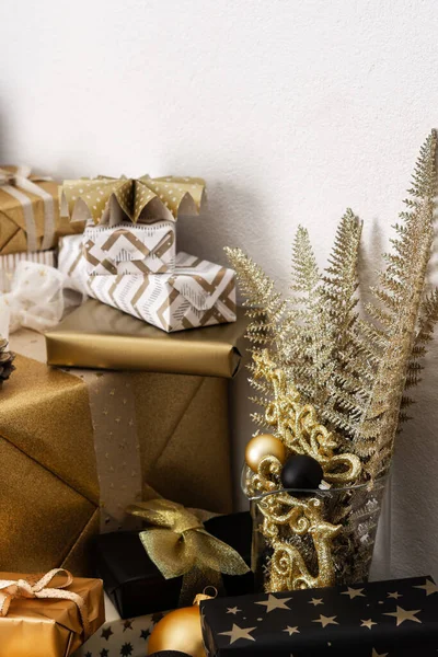 Προετοιμασία Για Τις Γιορτές Για Ντύσιμο Του Χριστουγεννιάτικου Δέντρου Μαύρα — Φωτογραφία Αρχείου