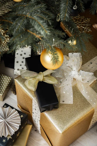 Cajas Regalo Negras Doradas Con Lazos Bajo Árbol Navidad Feliz — Foto de Stock