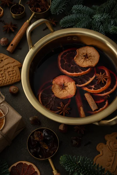 Noel Alkollü Sıcak Bir Içecek Narenciye Aromatik Baharatlar Tarçın Ladin — Stok fotoğraf