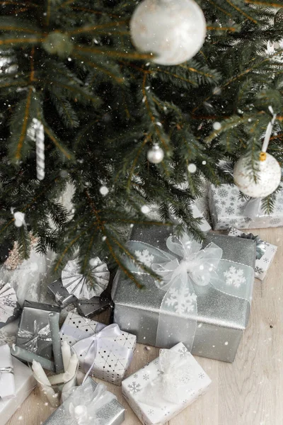 Λευκά Και Ασημένια Κουτιά Δώρου Φιόγκους Κάτω Από Χριστουγεννιάτικο Δέντρο — Φωτογραφία Αρχείου
