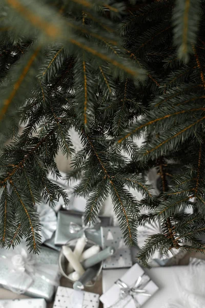 Boże Narodzenie Drzewo Gałęzie Zbliżenie Białe Srebrne Pudełka Łukami Pod — Zdjęcie stockowe
