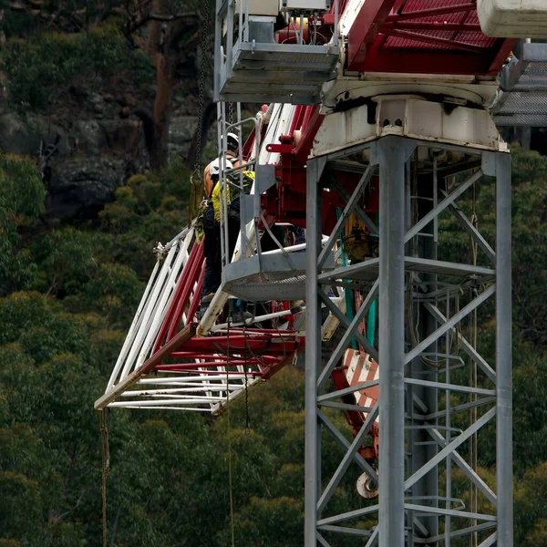 December 2021 Gosford Nsw Australia Workmen Disassembling Site Tower Crane — Stockfoto