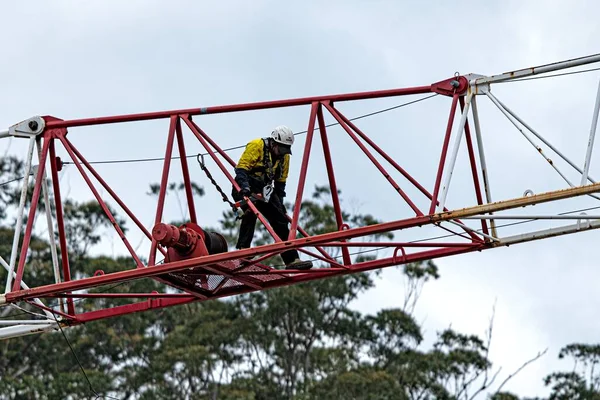 December 2021 Gosford Nsw Australia Workmen Disassembling Site Tower Crane — Stockfoto