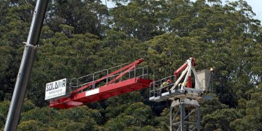 10: 18 7 Aralık 2021 Gosford, NSW, Avustralya. 56-58 Beane Caddesi 'ndeki sosyal konutta Crane Kulesi' nin (Counter Jib 'in kaldırılması) montajını yapan işçiler.