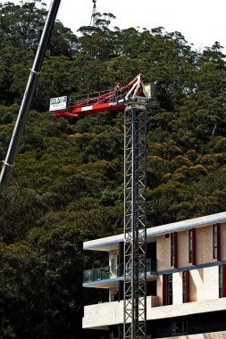 10: 18 7 Aralık 2021 Gosford, NSW, Avustralya. 56-58 Beane Caddesi 'ndeki sosyal konutta Crane Kulesi' nin (Counter Jib 'in kaldırılması) montajını yapan işçiler.