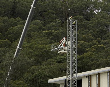 10: 45 7 Aralık 2021 Gosford, NSW, Avustralya. 56-58 Beane Caddesi 'ndeki sosyal konutun Turntable' ını sökme (Turntable 'ı kaldırma) sitesindeki işçilerin görüntü kullanımı.