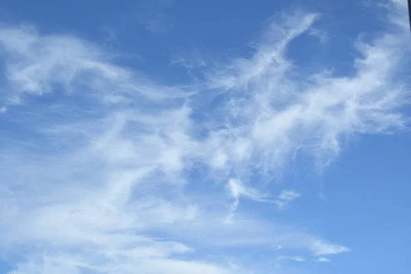 青い空の真ん中に白い色の知恵のあるサークル雲が形成された活気のある大気中の曇りの空の雲の風景 自然の美しさ オーストラリアのニューサウスウェールズ州 — ストック写真
