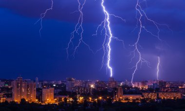 şehir içinde şimşek fırtınası