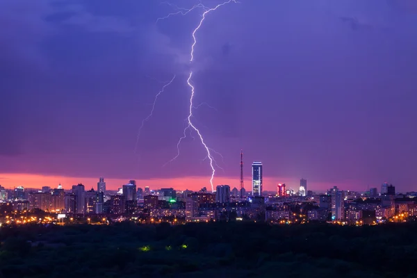 Gewitter über der Stadt — Stockfoto